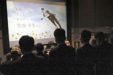 笠谷幸生さんをしのぶ会で、黙とうする人たち＝26日午前、札幌市