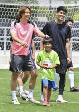 子どもたちとミニゲームをしたサッカー日本代表の板倉滉選手（左）と冨安健洋選手＝26日、金沢市