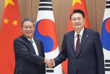 握手する中国の李強首相（左）と韓国の尹錫悦大統領＝26日、ソウル（共同）