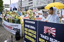 26日、ソウルの韓国大統領府付近で行われた日韓首脳会談への抗議集会（共同）