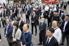 9日、静岡県知事選が告示され、街頭演説に耳を傾ける有権者ら＝静岡市