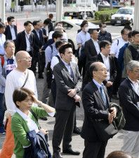 9日、静岡県知事選が告示され、街頭演説に耳を傾ける有権者ら＝静岡市