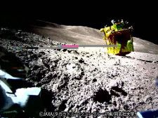月面でメインエンジンが上を向いた状態の探査機「SLIM（スリム）」（右上）＝1月（画面の中央にデータの欠損があります）