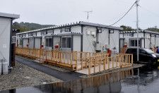 孤独死した女性が暮らしていたとみられる石川県輪島市の仮設住宅＝28日午後