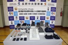 押収されたナンバープレートや犯行用具など＝28日午後、長野中央署