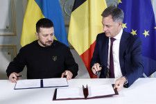 安全保障に関する2国間協定に署名するウクライナのゼレンスキー大統領（左）とベルギーのデクロー首相＝28日、ブリュッセル（ロイター＝共同）