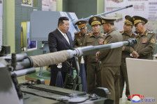 国防科学院で兵器を視察する北朝鮮の金正恩朝鮮労働党総書記（左端）＝28日（朝鮮中央通信＝共同）