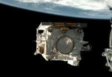 スペースXのロケットから分離した衛星「EarthCARE」＝28日（同社の中継から・共同）