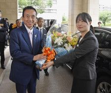 静岡県庁に初登庁し、花束を受け取る鈴木康友新知事（左）＝29日午前