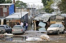 豪雨による洪水の被害に見舞われたブラジル・ポルトアレグレ＝28日（共同）