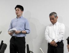 飯塚幸三受刑者との面会後、報道陣の取材に応じる松永拓也さん（左）と上原義教さん＝29日午後、関東地方の刑務所