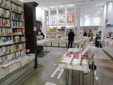 新刊本を店頭に並べる東京都内の書店＝2023年