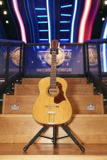 米ニューヨークでの競売で落札されたジョン・レノン使用のギター（ジュリアンズ・オークションズ提供、共同）