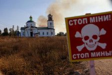 ウクライナ東部ハリコフ州の村で、地雷が埋められた地域で上がる煙＝2023年（ゲッティ＝共同）