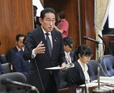 参院内閣委で答弁する岸田首相。右は加藤こども政策相＝30日午前