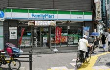 ファミリーマートの店舗＝東京都北区、2016年6月