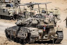 30日、ガザ地区最南部ラファ付近の境界で作戦行動を続けるイスラエル軍の戦車（ゲッティ＝共同）