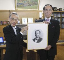 渋沢栄一の新札肖像画贈呈　出身地埼玉の知事に