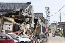 能登半島地震で被害を受けたままの建物＝31日午後、石川県輪島市