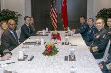 31日、シンガポールで会談したオースティン米国防長官（左手前）と中国の董軍国防相（右手前）（オースティン氏のXから、共同）