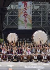金沢市の「百万石まつり」で披露された太鼓の演奏＝1日午後