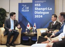 韓国の申源シク国防相（右から2人目）と会談する木原防衛相（左）＝1日、シンガポール（共同）