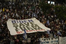 1日、イスラエル・テルアビブで開かれたネタニヤフ首相への抗議と人質解放を求める集会（AP＝共同）