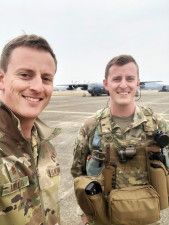 オスプレイ事故で亡くなった米空軍のルーク・アンラス少佐。左は兄スコットさん（遺族提供、共同）