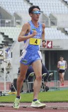 男子5000メートル競歩で優勝した古賀友太＝ヤンマースタジアム長居