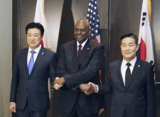 会談前に握手する（左から）木原防衛相、オースティン米国防長官、韓国の申源☆（サンズイに是）国防相＝2日、シンガポール（共同）