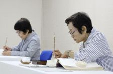 原爆死没者名簿に記帳する池亀和子さん（右）と中本信子さん＝3日午前、広島市役所