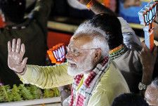支持者らに手を振るインドのモディ首相＝5月、東部コルカタ（AP＝共同）