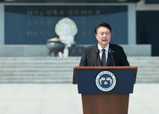6日、韓国で朝鮮戦争の戦死者らを追悼する「顕忠日」の式典で演説する尹錫悦大統領＝ソウル（聯合＝共同）