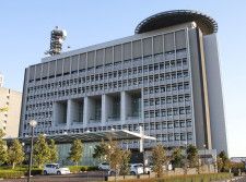 中学校遺体は62歳男性会社員　頭から出血、通路に倒れる