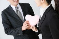【社内恋愛】経験者は半数以下！　若い人は職場での出会いを期待している、3割が「結婚」、5割が「別れた」を経験