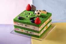 こどもの日ケーキ「サッカーグラウンド」　リアル〜芝生を模したスポンジ生地、たっぷりのフルーツがIN