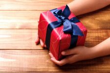《何でもない日》のプレゼント…贈るメリットとは？　人間関係における“無駄遣い”と“投資”の違い