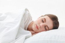 「若者はよく寝る」はホントなの？　みんなのリアルな《睡眠時間》、調査で判明