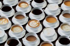 いつも飲んでいるもののカフェイン量知ってる？コーヒー、エナジードリンク、緑茶など1日の適量は？