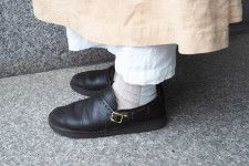 オーロラシューズのミドルイングリッシュ｜淡いワンピーススタイルを黒の革靴で引き締め【大人女子の足もとおしゃれ】