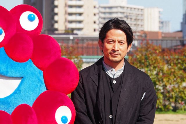 岡田准一「地元・大阪に貢献したい」、担当アート作品をお披露目　近年は「超ひらパー兄さん」としても活躍