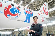 お披露目された特別塗装機「JAL ミャクミャクJET」（11月28日・伊丹空港）