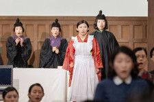 法廷劇の上演中、ある事態に驚く寅子（伊藤沙莉）(C) NHK