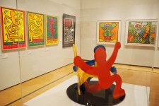 奥のアーティスト・アンディ・ウォーホルとのコラボ作品『アンディ・マウス』などポップな作品がずらり Keith Haring Artwork (C)Keith Haring Foundation