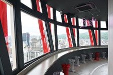 4月26日にリニューアルオープンする「神戸ポートタワー」、写真は3階にある「レディーゴーラウンド」（回転床のカフェ＆バー）
