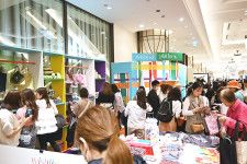 4月24日〜5月6日の期間、百貨店「阪急うめだ本店」にて開催されている「ファミリア」とのコラボイベント『wish list』（写真は初日の様子）