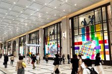 「阪急うめだ本店」の顔とも言える1階コンコースウィンドー、『ファミリア』とコラボしたアートで装飾されている