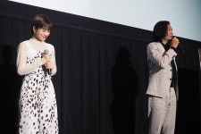 映画『ミッシング』の舞台挨拶に登壇した石原さとみ（左）と青木崇高（5月1日・大阪市内）