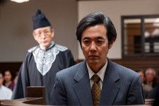 写真右から法廷で証言する直言（岡部たかし）と、弁護する穂高（小林薫）(C)NHK
