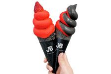 ビビッドな赤×黒が印象的な札幌「MORIHICO.」のJBソフトクリーム（1個660円〜）